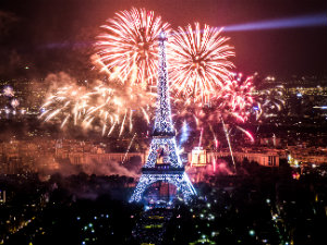 eiffel_fireworks3_ed.jpg